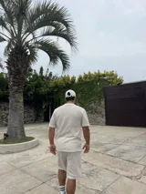 Conjunto beige tejido calado compuesto por una remera de manga corta y un short.