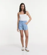 Short de jean celeste, modelo baggy, con cintura elástica, bolsillos delanteros y traseros y ruedo doblado.