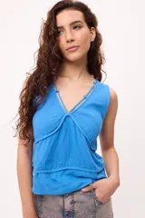 Musculosa celeste de algodón con escote en V y breteles finos.