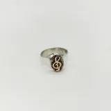 Anillo de plata 925 con aplique de oro 9k con forma de clave de sol.