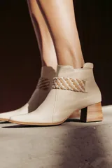 Botines de cuero negro con detalle trenzado en el empeine y tacón medio de madera.