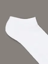 Pack de seis pares de medias blancas de corte bajo con logo Calvin Klein en negro.