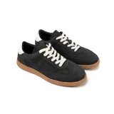Zapatillas urbanas negras de cuero sintético con suela marrón y cordones blancos.