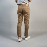 Pantalón de vestir azul con corte recto y cinco bolsillos.