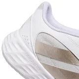 Championes Adidas Gamechaser blancos con detalles en dorado. Zapatillas deportivas con las tres tiras características de Adidas en los laterales.