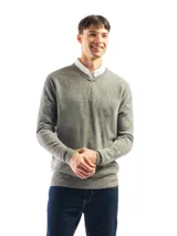 Sweater negro de punto con cuello en V, de calce regular.