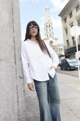 Camisa blanca de corte clásico con bolsillo frontal.