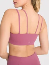 Top deportivo negro con tirantes dobles en la parte delantera y almohadillas removibles.