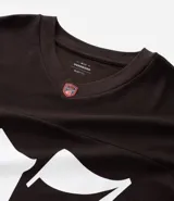 Remera deportiva azul con cuello en V, mangas cortas y estampado de fútbol americano con el número 97 en blanco y rayas blancas en las mangas.