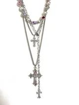 Collar plateado de múltiples cadenas con perlas, piedras de colores y dijes de cruces.