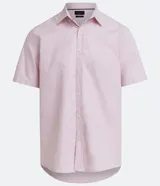 Camisa celeste de manga corta, corte comfort, con cuello abotonado y cierre frontal con botones.