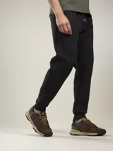 Pantalón jogger negro con cintura elástica ajustable con cordón.