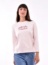 Remera blanca de manga larga con cuello redondo y estampado frontal con la frase "All my love darling" en color celeste.