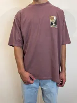 Remera negra de corte oversize con estampado rectangular en el pecho.