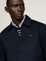 Campera Tommy Hilfiger modelo Ivy, color azul marino, de corte regular, confeccionada en algodón. Tiene cuello inglés, cierre de cremallera, dos bolsillos diagonales en la cintura, puños con botón y logo bordado en el pecho.