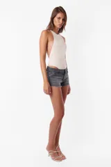 Short de jean gris oscuro, tiro medio, con ruedo desflecado, pasacintos, cierre y botón metálico.