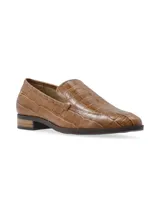 Mocasín plateado con estampado de cocodrilo, de cuero, con terminación en punta y remache metálico con logo de marca.