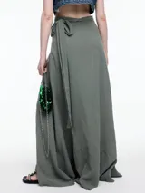 Falda larga cruzada color verde oliva, de gasa y corte holgado.