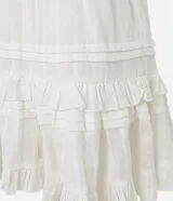 Minifalda blanca con textura y volados, cintura elastizada.