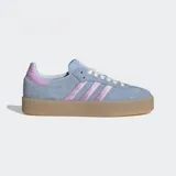 Championes Adidas Sambae celestes con detalles en lila y suela de goma color caramelo.