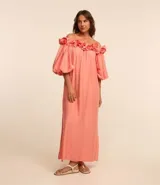 Vestido midi de viscosa color salmón, con escote hombro a hombro con volados y mangas globo.