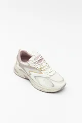 Zapatillas urbanas blancas con detalles plateados, de caña baja y cordones.