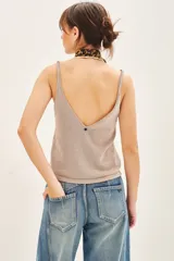 Musculosa azul marino de tejido de punto con lurex plateado.