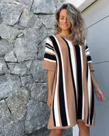 Vestido tejido de algodón con rayas verticales en tonos beige, blanco y negro, con escote en V y mangas cortas.