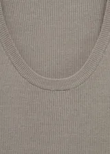 Musculosa azul marino de punto fino con tirantes finos y cuello redondo.