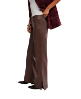 Pantalón marrón de corte bootcut, confeccionado en material vegano con paneles de costuras favorecedoras.