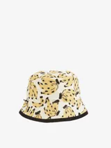Sombrero tipo bucket con estampado de bananas y borde negro.