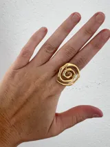 Anillo dorado regulable con diseño de bucle en acero inoxidable enchapado en oro de 18k.