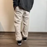 Pantalón de gabardina color beige, de corte recto y tiro medio.