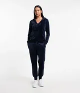 Pantalón deportivo de plush azul marino, modelo jogger, con cintura elástica ajustable con cordón y bolsillos laterales.