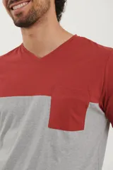 Remera de hombre con cuello en V, parte superior negra y parte inferior gris con bolsillo en el pecho.
