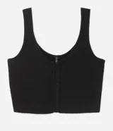 Top cropped sin mangas, color negro, con escote cuadrado y abertura frontal con broches. Presenta textura acanalada.