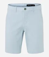Bermuda masculina de corte slim, confeccionada en sarga lisa color blanco. Cuenta con bolsillos laterales, cierre con botón y cremallera, y trabillas para cinturón.