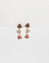 Aros colgantes largos dorados con tres corazones de strass: uno superior color borgoña, uno central blanco y uno inferior rosa.