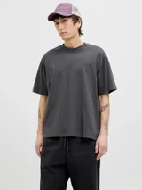 Camiseta gris oscuro de manga corta y cuello redondo con calce holgado y estampa pequeña en el pecho. Confeccionada en jersey simple peinado.
