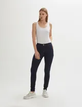Pantalón de jean chupín de tiro alto, color azul oscuro.