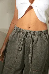 Conjunto de denim compuesto por un top corto con breteles anchos y un pantalón palazzo con cintura elastizada y bolsillos laterales.