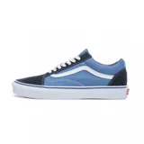 Zapatillas Vans Old Skool de lona azul y puntera de gamuza negra, con la clásica sidestripe blanca de cuero en los laterales y suela de goma blanca con línea negra.