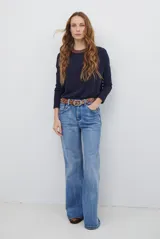 Jean de corte flare con tiro medio, confeccionado en denim de lavado claro con costuras a contratono.