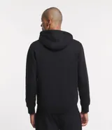 Saco deportivo gris de algodón y poliéster, con capucha ajustable con cordón, cierre frontal con cremallera, mangas largas con puños ajustados y bolsillos laterales.