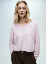Sweater de punto color lila con cuello en V y mangas largas.