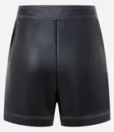 Short pollera negro de cuero sintético con diseño cruzado y costuras contrastantes.