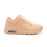 Championes Skechers Street Uno Stand on Air color salmón, con cordones, capellada de cuero sintético liso con perforaciones, plantilla Air Cooled Memory Foam y media suela con cámara de aire visible.