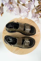 Sandalias de cuero color verde oliva con suela track y hebillas plateadas.