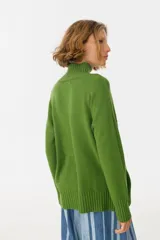 Sweater de punto gris con cuello alto y diseño holgado, ideal para días frescos.