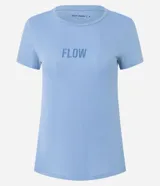 Remera deportiva de manga corta y cuello redondo, color celeste claro, con la palabra "FLOW" estampada en el pecho.